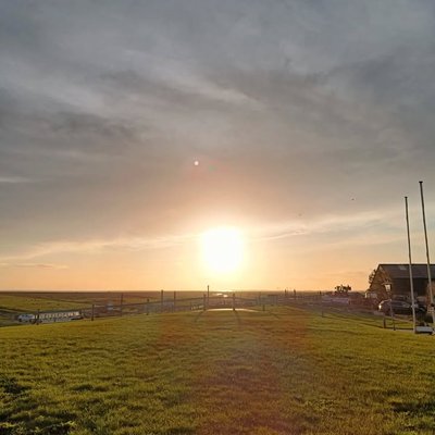 🌅Ein unvergesslicher Sonnenaufgang, der den Himmel in zarte Farben taucht. Wenn du schon mal auf Hallig Hooge warst, weißt du wie einzigartig dieser Ort ist. Die Weite, das sanfte Meeresrauschen, grenzenlose Weite und die ersten Sonnenstrahlen des Tages -