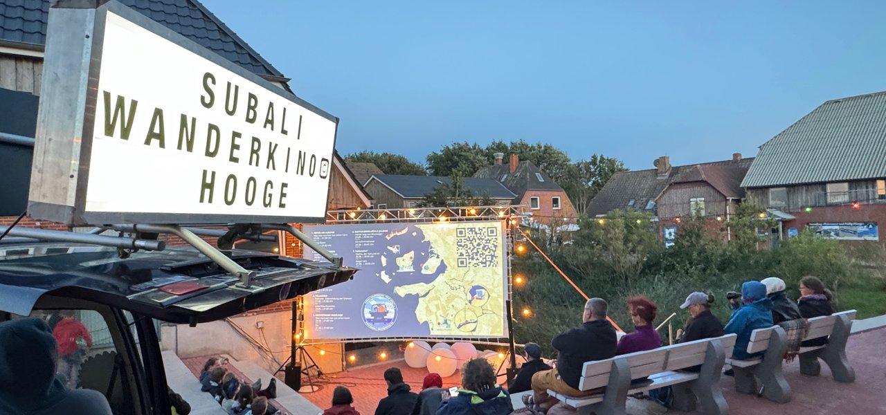 Kino-Openair mit Schild